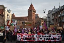 'Ramię w ramię o aborcję i mieszkanie.' Trójmiejska Manifa przeszła ulicami Gdańska