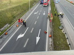 Stał nad obwodnicą i groził, że skoczy. Służby postawione na nogi  