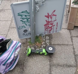 Chciał wyciąć znak, bo uderzył w niego głową. 'Porządek musi być!'