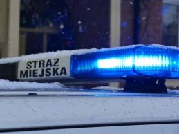 Minuty decydowały o życiu! Strażniczki eskortowały kobietę do szpitala