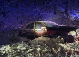 Wieczorna akcja służb. Auto w rowie