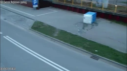 Był zdenerwowany. Postanowił wyżyć się na toi toi'u
