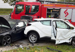 Zderzenie na skrzyżowaniu. Toyota uderzyła w latarnię
