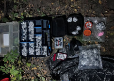Siedział w krzakach z narkotykami. Policjanci zabezpieczyli ponad 400 porcji