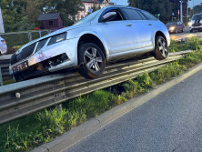 Samochód wjechał w barierki przy dworcu
