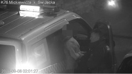 Z siekierą i nożem na ulicach miasta. Półnagi próbował ukryć się pod samochodem