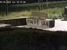Wandale wpadli dzięki miejskiemu monitoringowi. Uszkodzili ławki w parku w Gdańsku