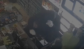 Włamali się do sklepu w białych skarpetkach na dłoniach