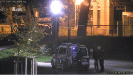 Wyrzucał śmieci i szarpał za klamki samochodów. Wszystko zarejestrowała kamera