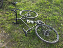 Wyjechał z podporządkowanej i uderzył w rowerzystę