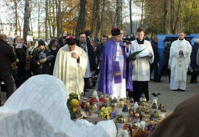 Poświęcenie Bezimiennego Grobu Dzieci Martwo Urodzonych (fot.Leszek Spigarski)