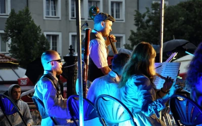 Wodewil Warszawski w strugach deszczu na Placu Wejhera fot. Leszek Spigarski