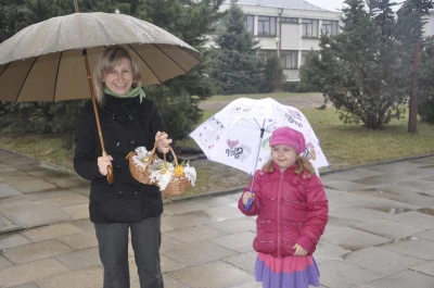 Ze święconką, mimo deszczu