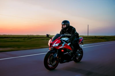 Długodystansowe trasy nadmorskie – jak technicznie przygotować ekwipunek na motocykl?