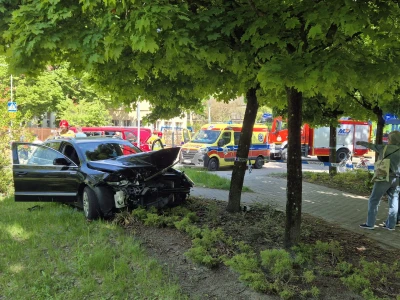 Pijany 18-latek jechał pod prąd i uderzył w busy. W jednym z nich było pięcioro dzieci