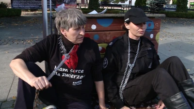 Wejherowo: Przykuli się łańcuchami do bud