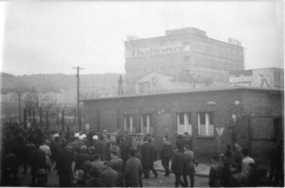 Pracownicy portu wychodzący z zakładu na ul. Polską, 16 lub 17.12.1970 r./http://www.grudzien70.ipn.gov.pl