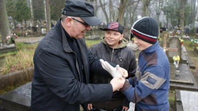 Sprzątanie wejherowskiego cmentarza
