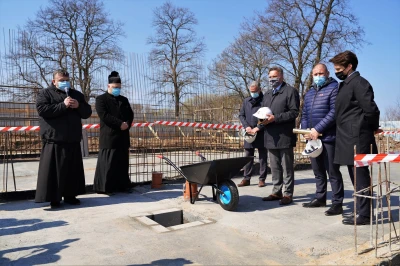 Uroczystość wmurowania aktu erekcyjnego pod budowę internatu sportowego w COS w Cetniewie