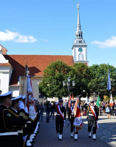 Uroczystość poświęcenia repliki sztandaru 1 Morskiego Pułku Strzelców - fot. Leszek Spigarski