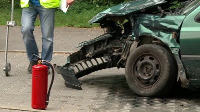 Pijany kierowca uderzył w drzewo