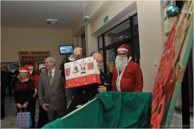 Rektor-Komendant AMW wrzuca słodycze do „Kufra Świętego Mikołaja”
