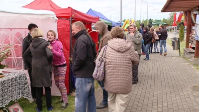 Wspólne grillowanie pod wieżą