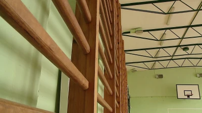 Spróchniały dach w nowej hali sportowej w Redzie