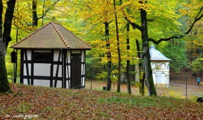 Kapliczki Kalwarii Wejherowskiej spowite jesienią