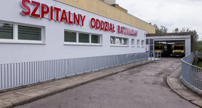 Dramatyczna akcja ratunkowa nie wystarczyła. Mężczyzna zmarł po upadku z podnośnika
