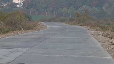 Jedziemy drogą przez łąki