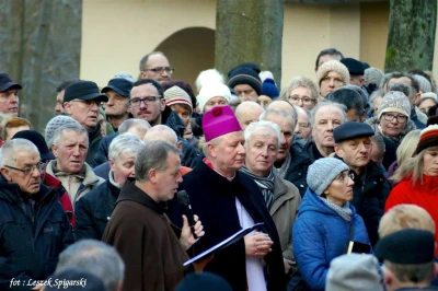 Kalwaria Wejherowska: Ks. Bp Wiesław Szlachetka przewodniczy Drodze Krzyżowej - fot. Leszek Spigarski