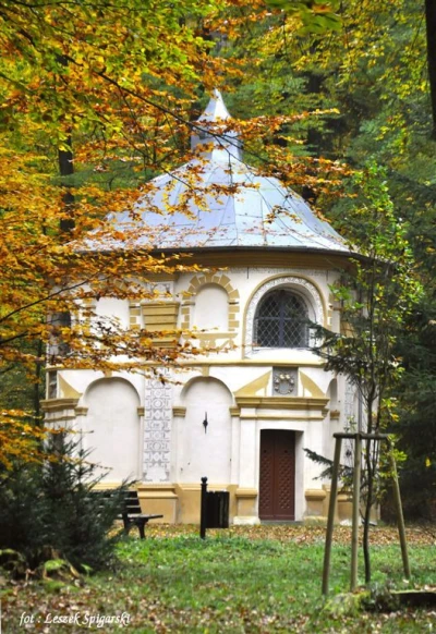 Kapliczki Kalwarii Wejherowskiej spowite jesienią