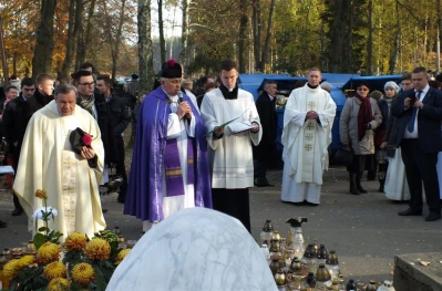 Poświęcenie Bezimiennego Grobu Dzieci Martwo Urodzonych (fot.Leszek Spigarski)