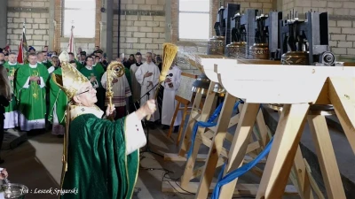 Luzino – 15-lecie parafii Matki Bożej Różańcowej, poświęcenie dzwonów – fot. Leszek Spigarski
