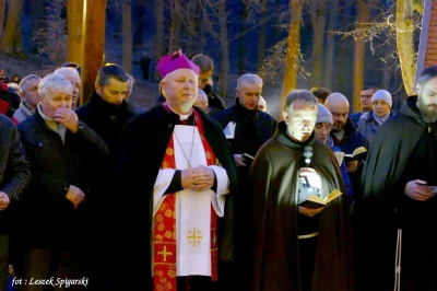 Kalwaria Wejherowska: Ks. Bp Wiesław Szlachetka przewodniczy Drodze Krzyżowej - fot. Leszek Spigarski
