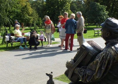 Odkrywali ciekawostki wejherowskiego parku (fot. Leszek Spigarski)