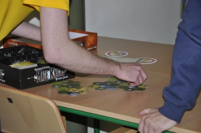 Pionki, karty oraz kapsle