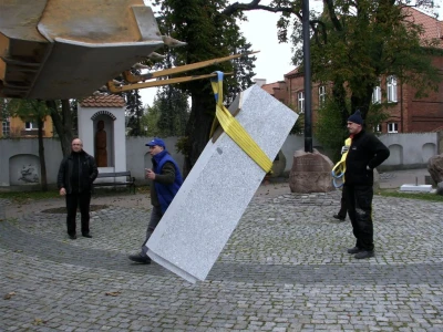 Wejherowo 2010 - montaż i poświęcenie popiersia Jana Pawła  fot. Leszek Spigarski