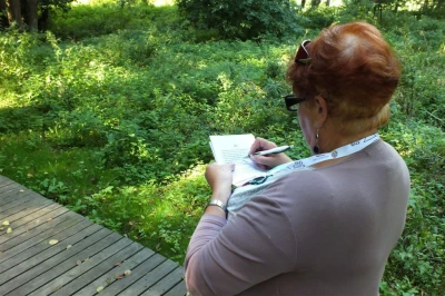 Odkrywali ciekawostki wejherowskiego parku (fot. Leszek Spigarski)