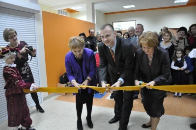 fot. Dorota Nelke / wstęgę przecinają (od lewej): wiceprezydenci Gdyni Ewa Łowkiel i Michał Guć oraz dyrektorka szkoły Barbara Dysarz