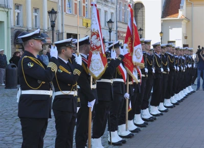 Uroczystość poświęcenia repliki sztandaru 1 Morskiego Pułku Strzelców - fot. Leszek Spigarski