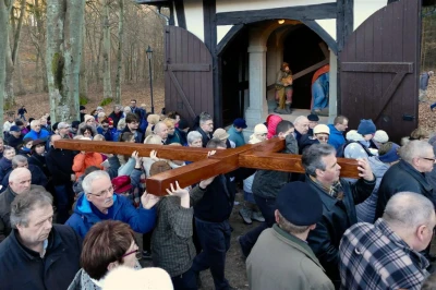 Tłumy wiernych na kalwaryjskiej Drodze Krzyżowej fot. Leszek Spigarski