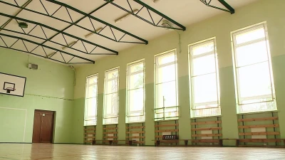 Spróchniały dach w nowej hali sportowej w Redzie