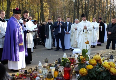 Poświęcenie Bezimiennego Grobu Dzieci Martwo Urodzonych (fot.Leszek Spigarski)