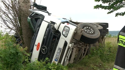 Betoniarka wpadła na drzewo