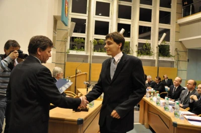zaświadczenie o wyborze odbiera Łukasz Cichowski, wręcza je przewodniczący Miejskiej Komisji Wyborczej Piotr Matuszewski / fot. Dorota Nelke