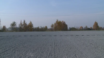 Jedziemy drogą przez łąki