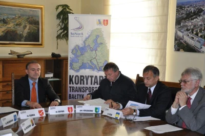 fot. Łukasz Kierznikiewicz / (od lewej): Wojciech Szczurek - Prezydent Miasta Gdyni, Jerzy Włudzik - Wójt Gminy Kosakowo, Krzysztof Krzemiński - Burmi