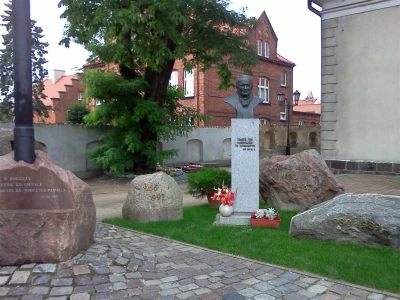Wejherowo 2010 - montaż i poświęcenie popiersia Jana Pawła  fot. Leszek Spigarski